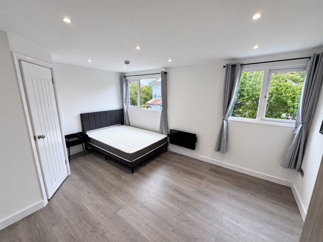 🔥 Available Now | Newly Renovated En-Suite Rooms Main Photo