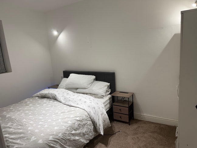 Large Fully Furnished Double Bedroom in Barnsley  Main Photo