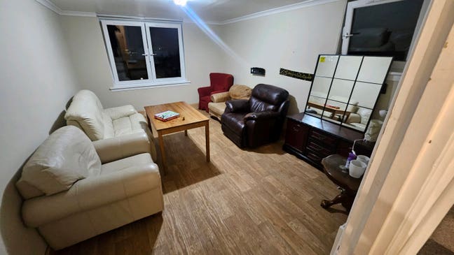 One bedroom in central location Main Photo
