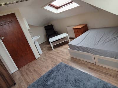 Rooms in a clean house with a shared large recepti Main Photo