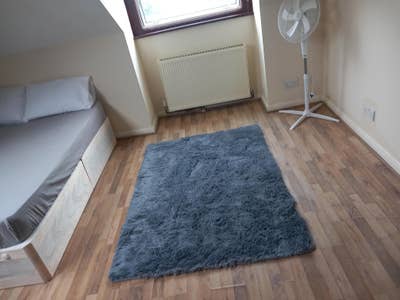 Rooms in a clean house with a shared large recepti Main Photo