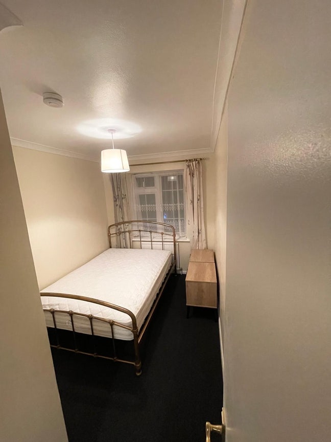 Furnished Double Room Available in Surbiton  Main Photo