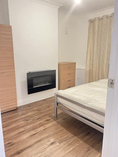 Beautiful room next to Kenley train station  Main Photo