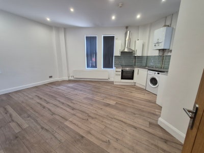 New modern 2 bed apartment in city centre Main Photo