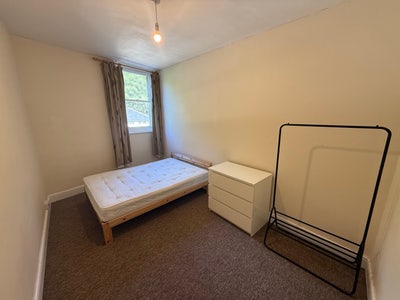 Central Bath Room to Let Main Photo