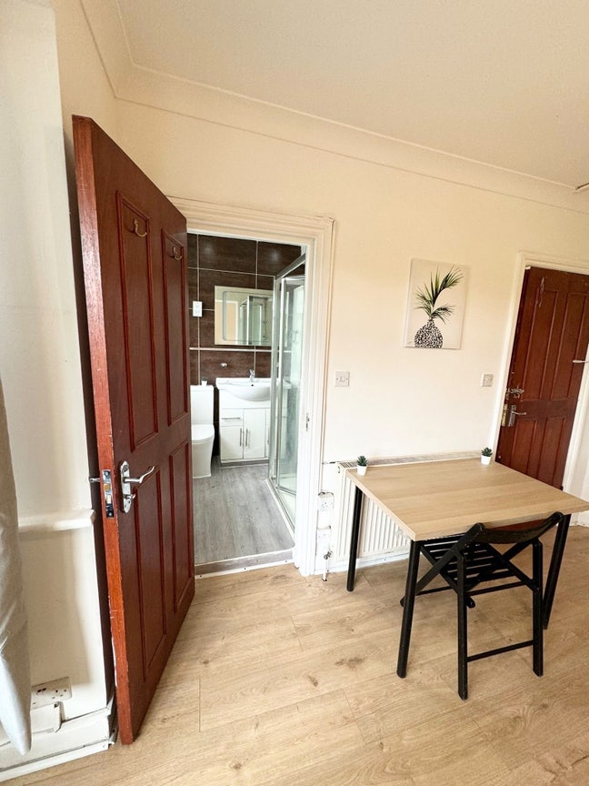 *Spacious & Bright Double Ensuite, Willesden Green Main Photo
