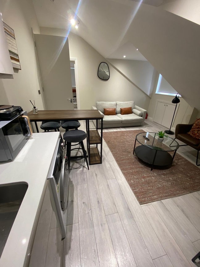 🏡 ✨Top Floor  Studio Flat to Let in Hendon  Main Photo