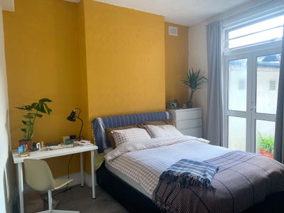 N22 flatmate needed in a cosy spacious house Main Photo