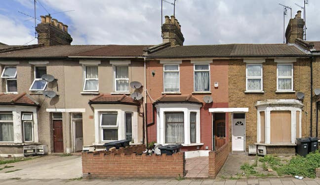 2 bedroom first floor flat in IG1  Main Photo