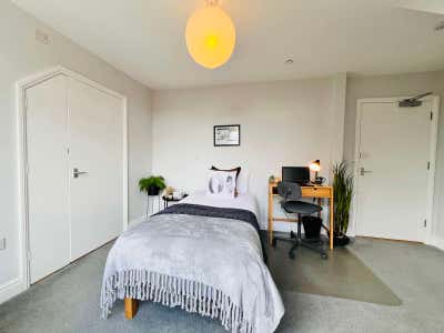 This Is Students Only Living...Upgraded (R13-16) Main Photo