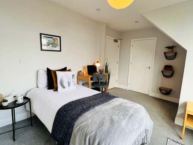 This Is Students Only Living...the Wow Factor! Main Photo