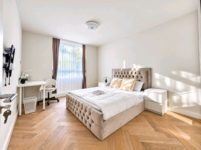 Large Double Room with Garden in Luxury Flat Main Photo