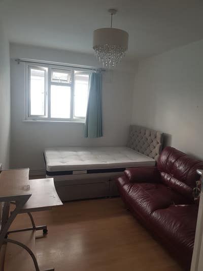 Big double bedroom available in Tooting Broadway  Main Photo