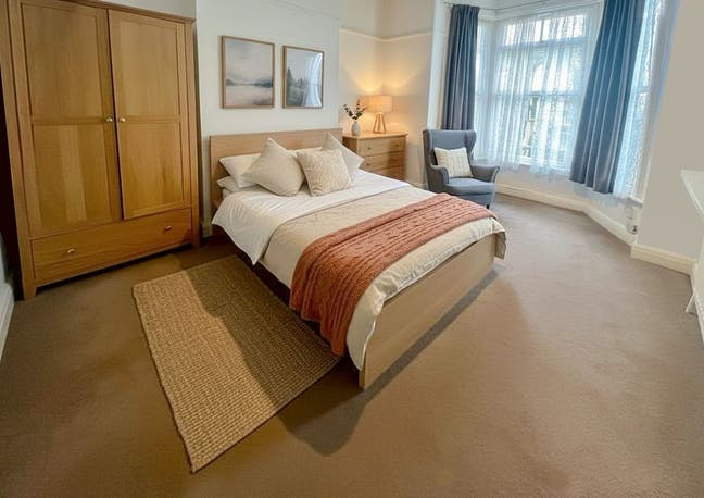 3x Double Rooms / 2 Kitchens & 2 Bath Main Photo