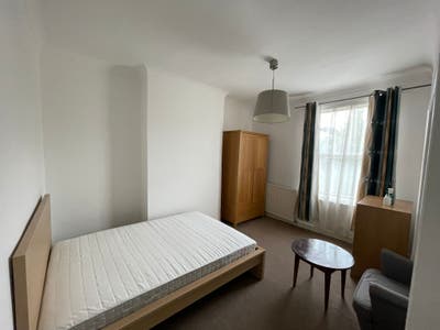 Double Room / 2 Kitchens & 2 Bath Main Photo