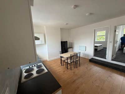 Spacious 2-Bedroom Flat in Dagenham | Furnished Main Photo