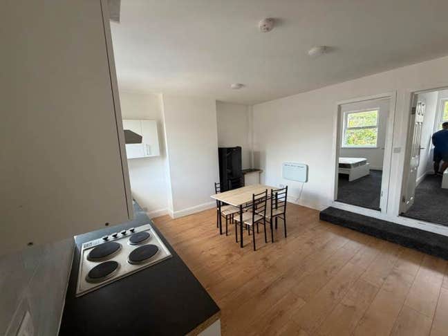 Spacious 2-Bedroom Flat in Dagenham | Furnished Main Photo