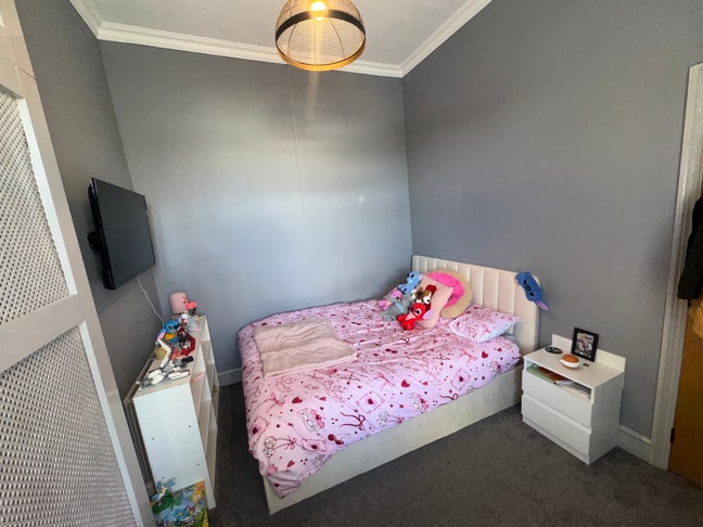 Double Bedroom - Comfortable Home & Great Location Main Photo