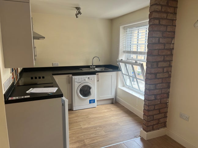 Self contained Studio Apartment Central Taunton Main Photo