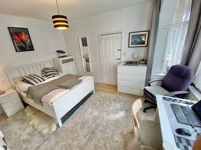Top-Floor Studio-Style En-Suite Double -TootingBec Main Photo