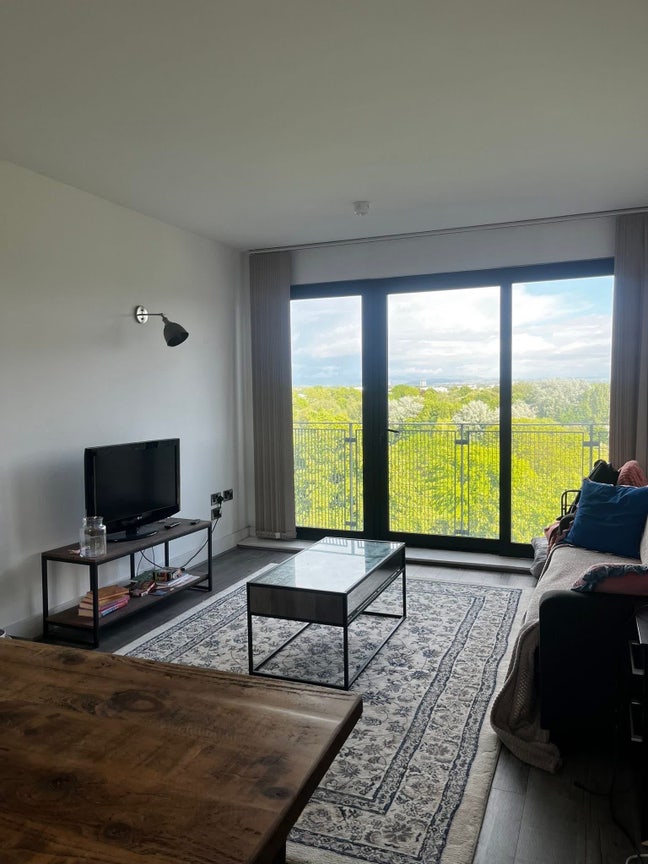 Ensuite room in lovely light flat in New Islington Main Photo