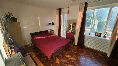 Bright, large, warm room! Main Photo
