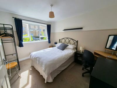 Double room in a 2 bed flat in Southfields Main Photo
