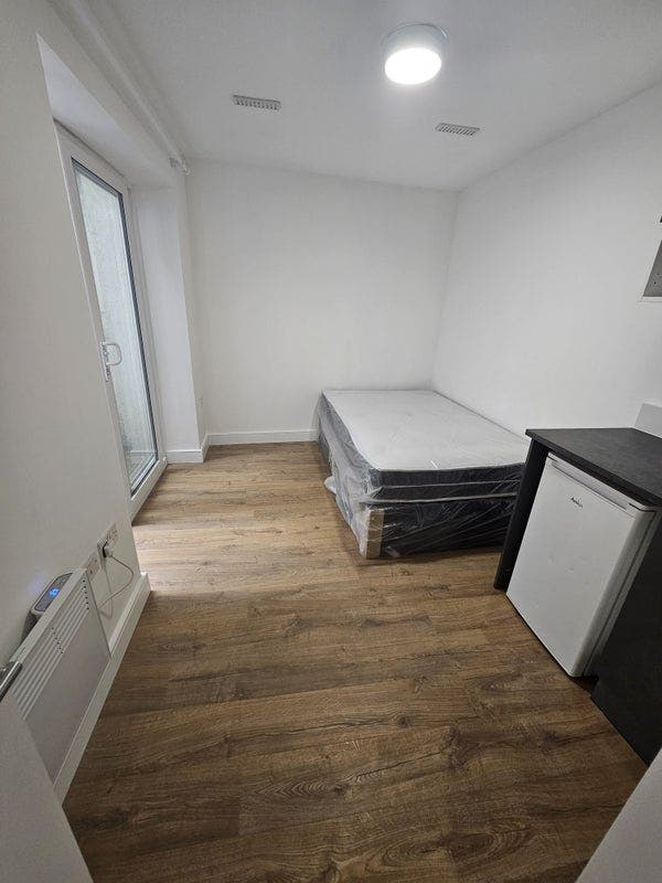 Lovely & Modern Studio with Shared Garden - Zone 2 Main Photo