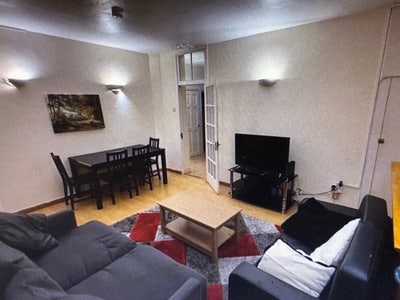 4 bed flat close to the river Thames in Vauxhall Main Photo