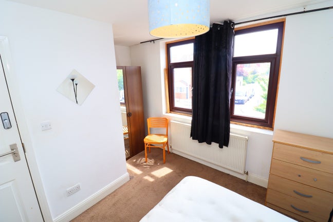 Stunning Property in Ilford IG4 5ES | Living Room! Main Photo