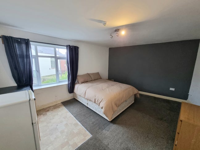 Ensuite Room Walking Distance to Train Station Main Photo