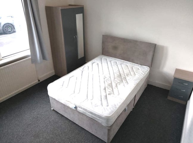 LARGE Double Room with Sink Available November 🏠 Main Photo