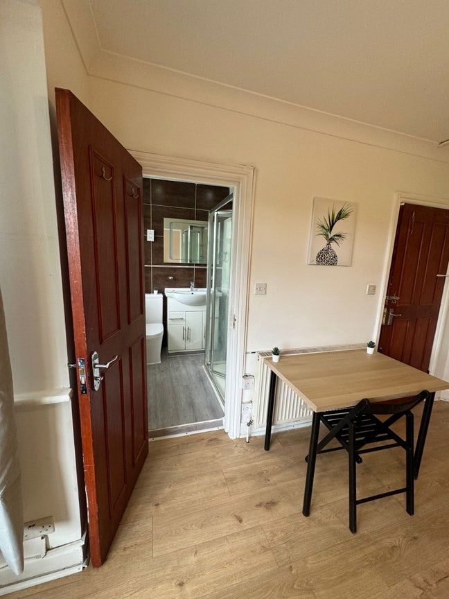 Big Ensuite Room Close to the Station- Zone 2 Main Photo