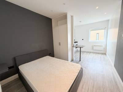 Spacious Modern Studio NW9  Main Photo