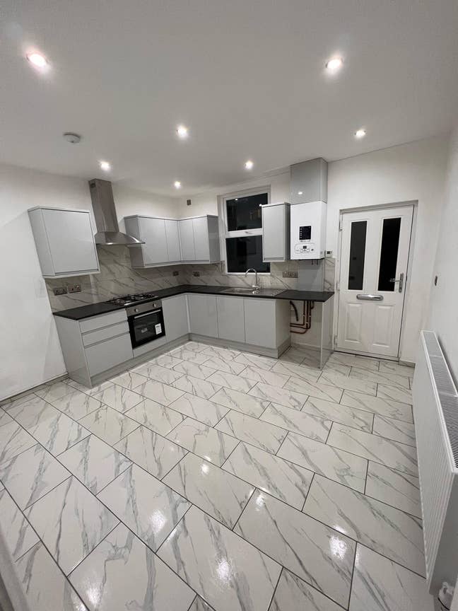 Beautiful 3 Bedroom Home, Holme Lane, Hillsborough Main Photo