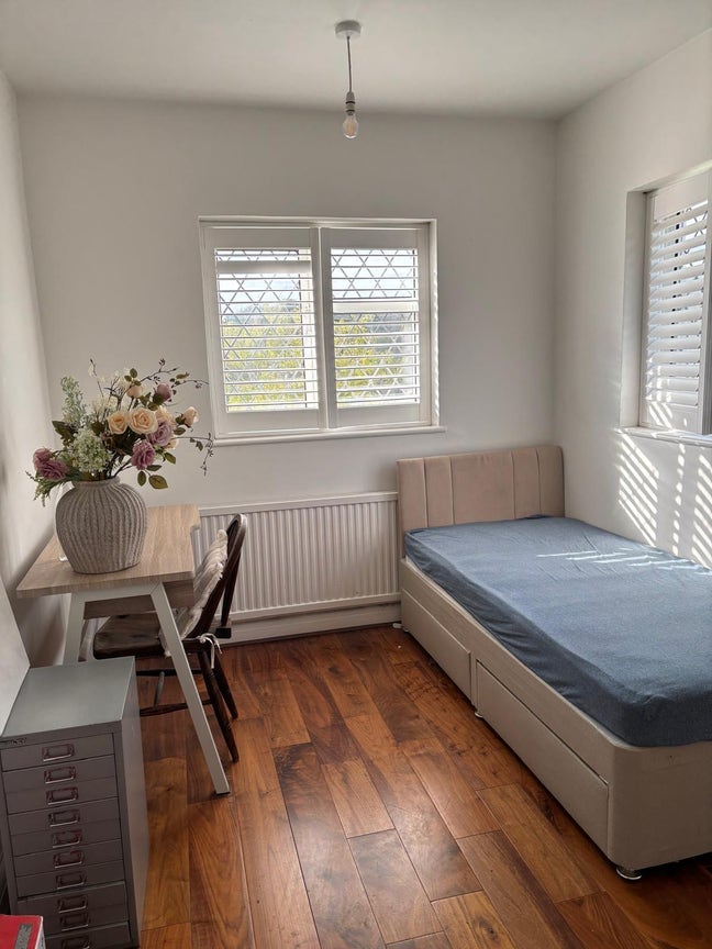 Furnished bedroom in Purley  Main Photo