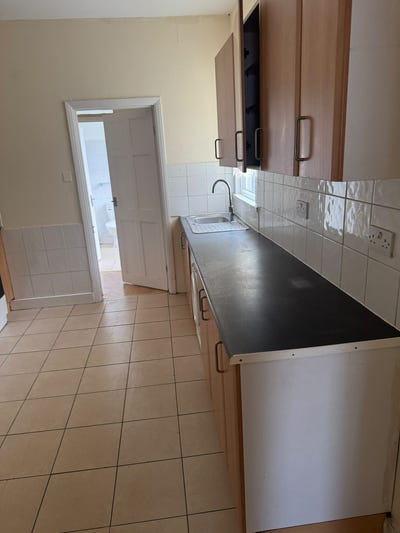 2 bedroom top floor flat in Charlemont Road in E6 Main Photo