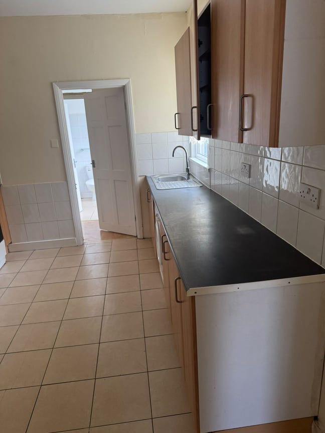 2 bedroom top floor flat in Charlemont Road in E6 Main Photo