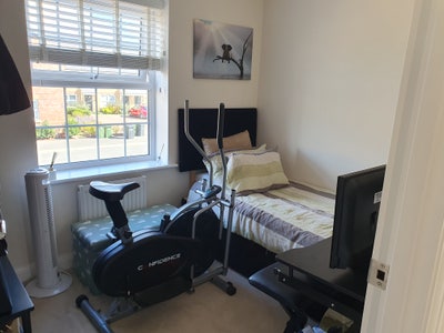 Spare Single bed, amazing surroundings  Main Photo