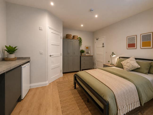 Large Double with Ensuite & Own Fridge (No Bills) Main Photo