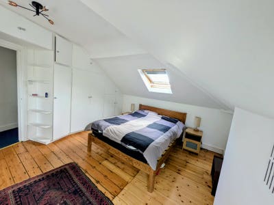 Spacious, Furnished 1-Bedroom Flat in SW2 Main Photo