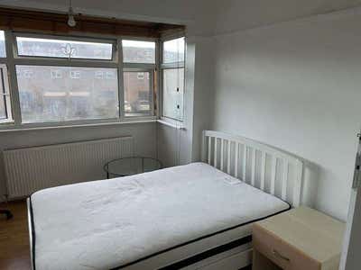 🏡 Spacious Double Room | All Bills Included | CR4 Main Photo