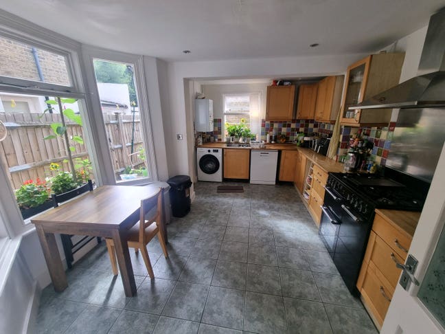 Cheap and large room off Clapham Common/Junction! Main Photo