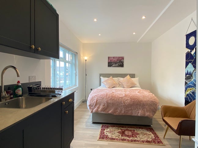 Ensuit room with kitchenette and communal garden Main Photo