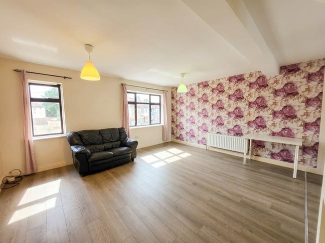 2 bedroom, 2 bathroom flat in IG11 Main Photo