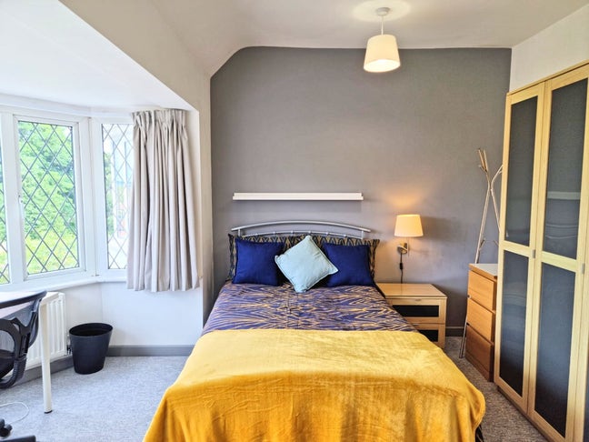 ** VERY LARGE Luxury En Suite - No Bills to Pay! Main Photo