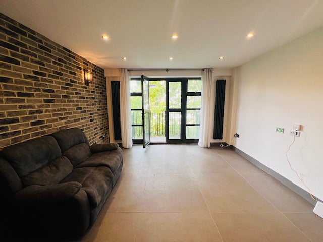 Luxury 2 Bed Apartment Near Mile End Main Photo