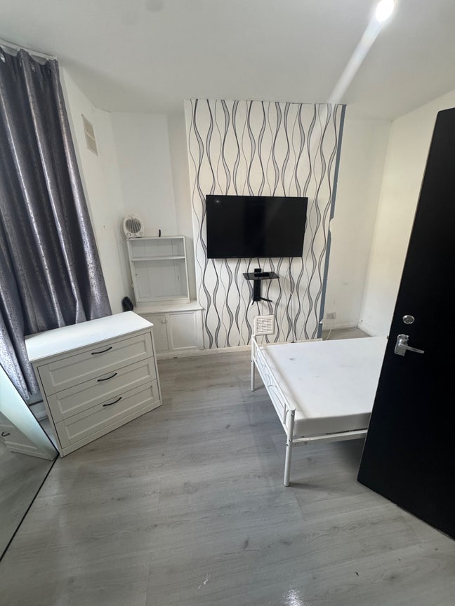 Furnished Double Room  - &pound;800 - pcm - Available Main Photo