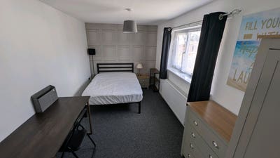 2 double and 1 single bedroom - no deposit Main Photo