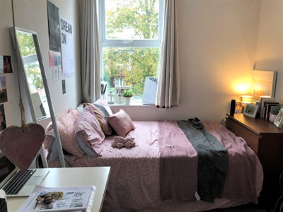 Large bedroom in newly renovated house-share  Main Photo